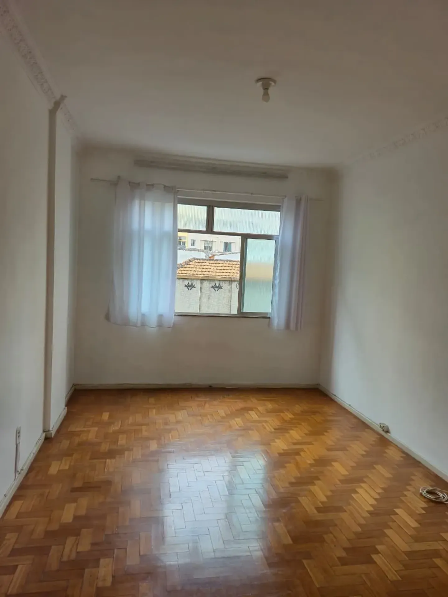 Studio on the 3rd floor with wood or laminate floors — photo 4