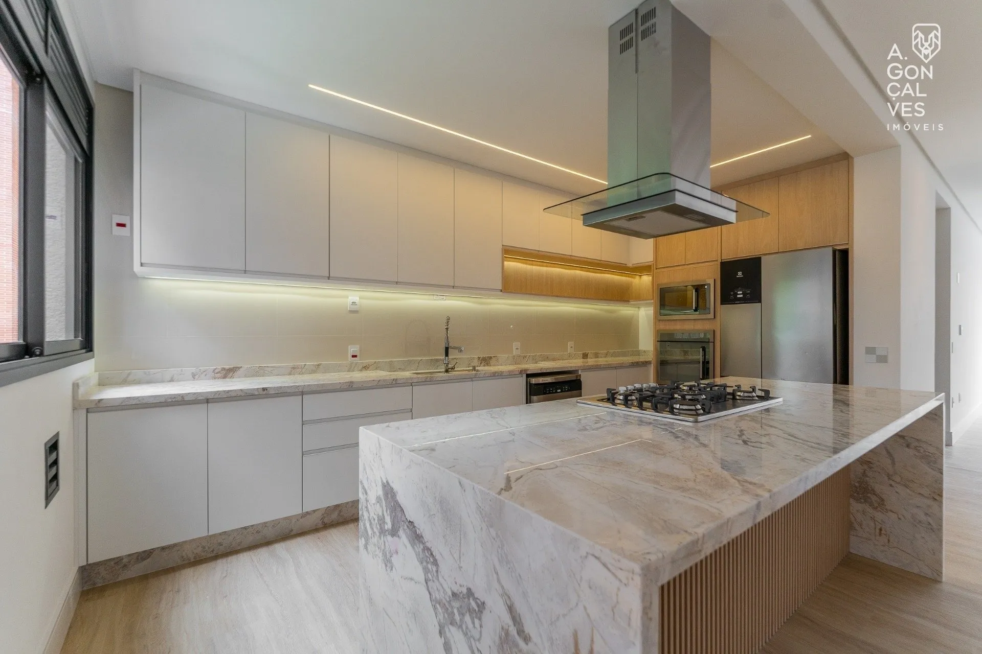 Furnished 223 m² apartment with 3 en-suites and 3 parking spots — photo 31
