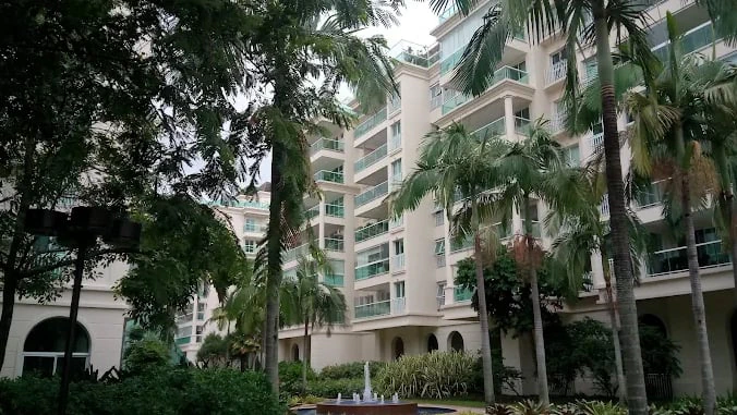 Glass-enclosed balcony in a 3-bedroom apartment, 200 m² — photo 18