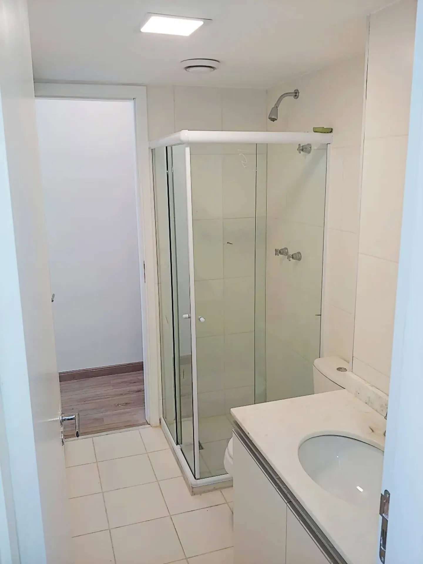 Apartment with 3 bedrooms, balcony and 2 parking spots — photo 32