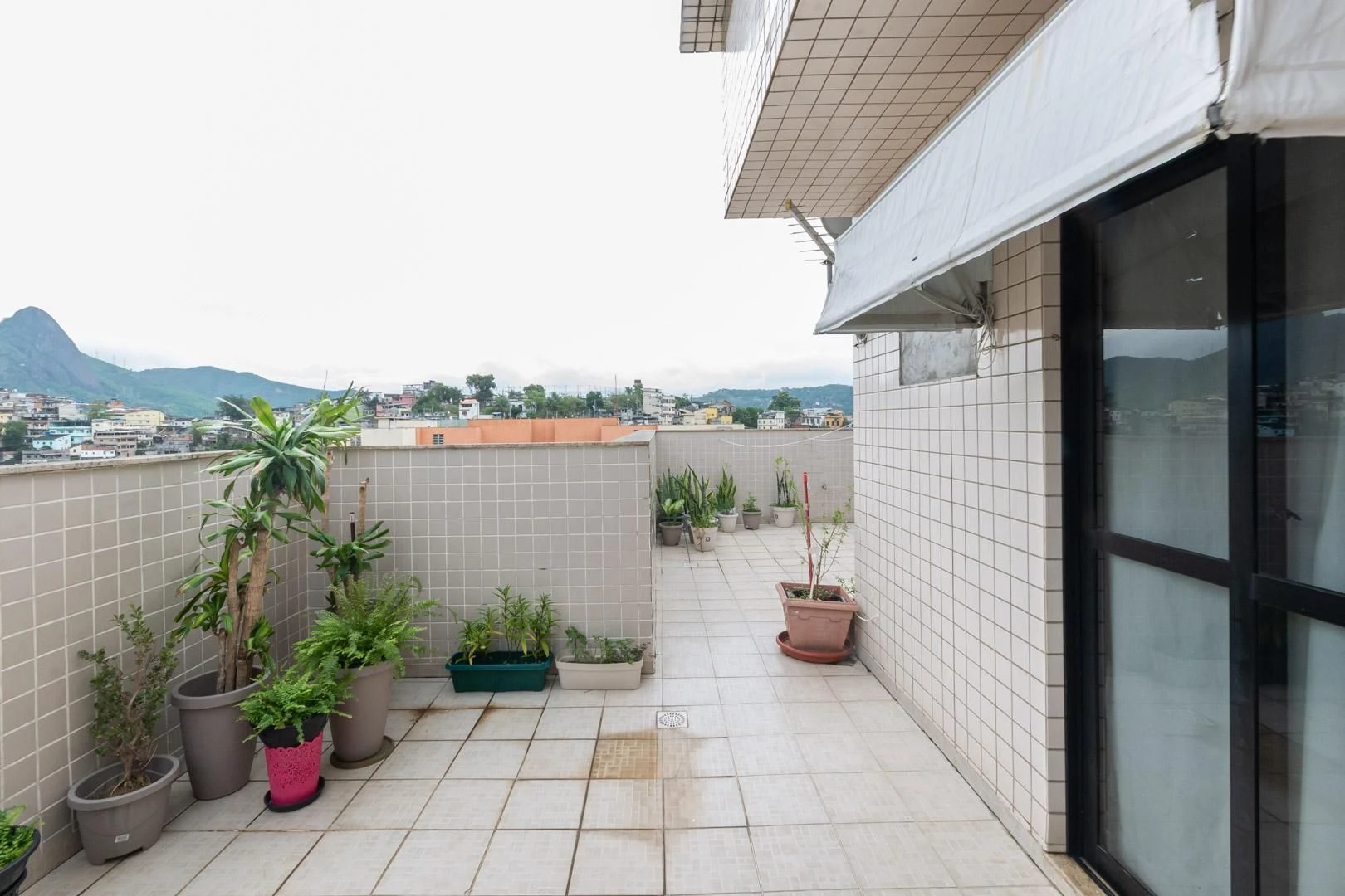 4-bedroom apartment with a mountain view in Rio de Janeiro — photo 41