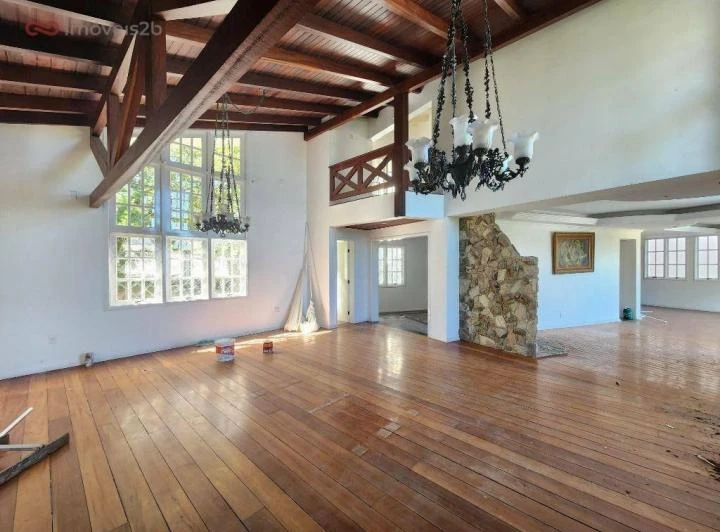 House with 5 bedrooms and shared pool area — photo 8