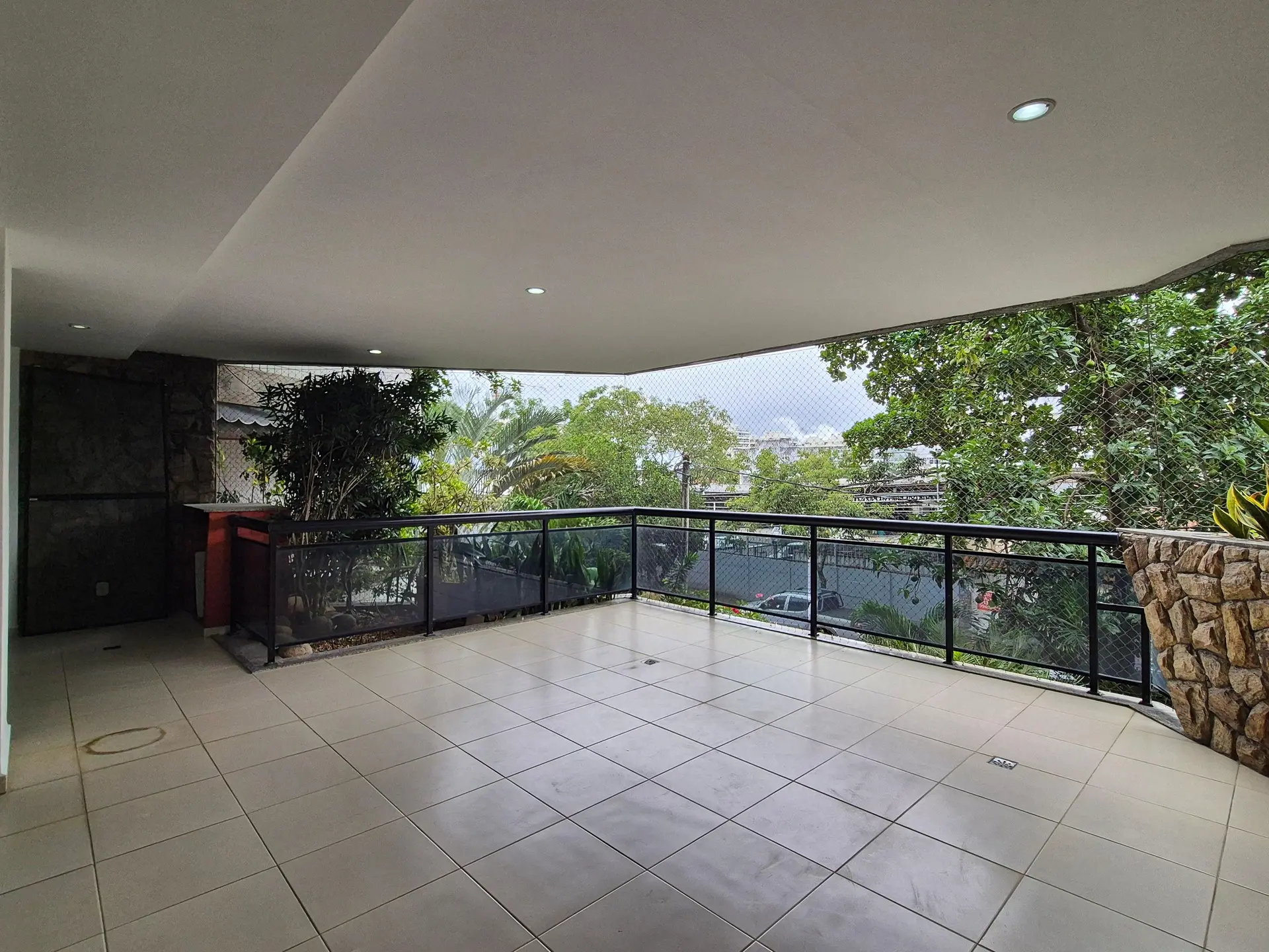 4-bedroom apartment with 3 bathrooms and a balcony — photo 7