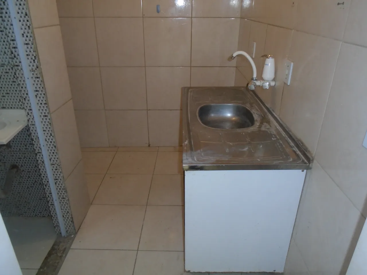 Casa sem mobília com 4 quartos e 1 banheiro