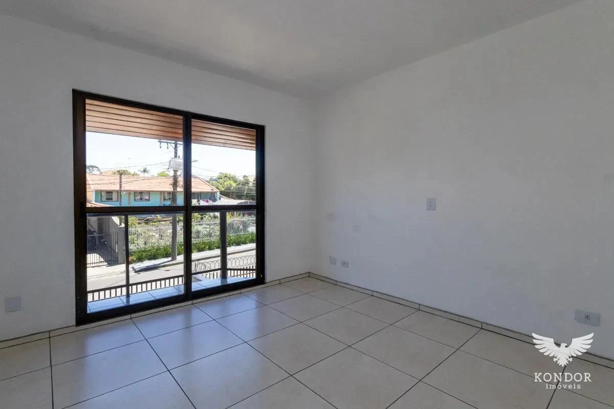 Walk-in closet in a 3-bedroom house, 184 m² — photo 17