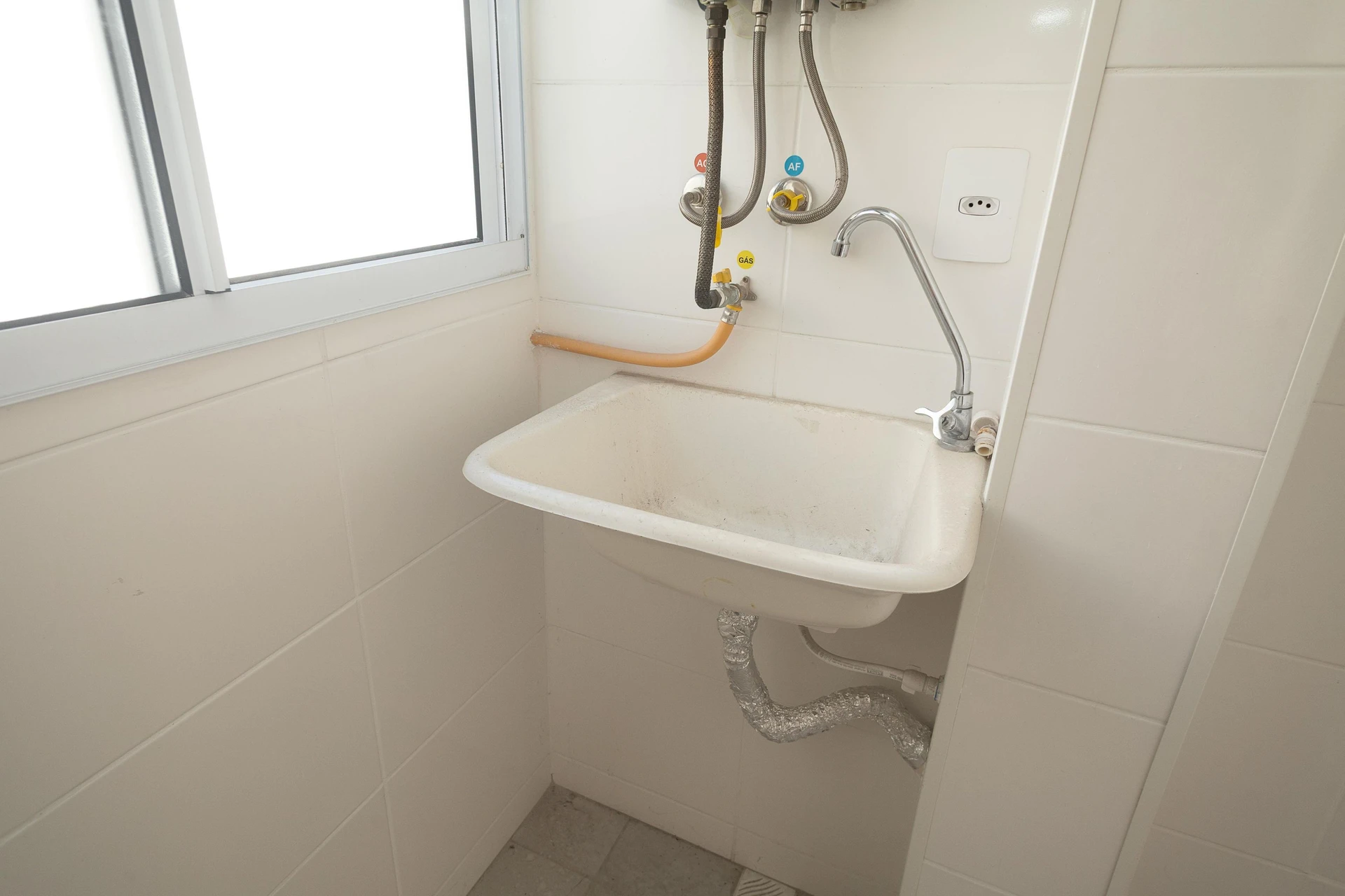 2-bedroom apartment with 1 bath and parking; pets ok