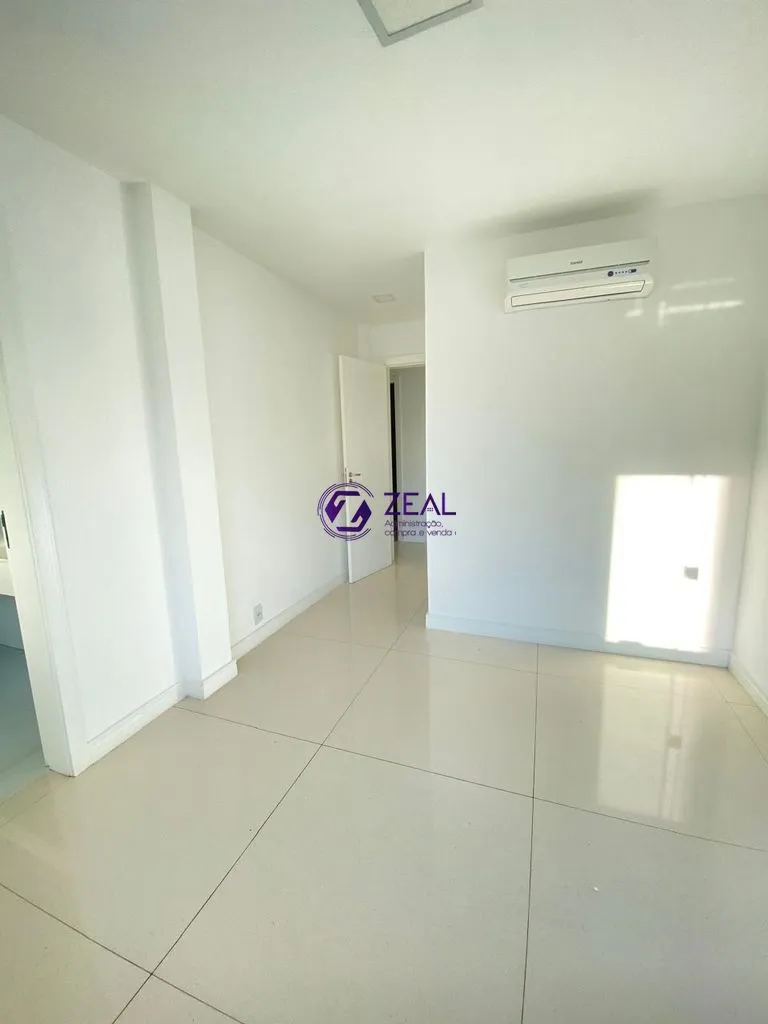 Balcony with a grill in a 4-bedroom house, 278 m² — photo 20