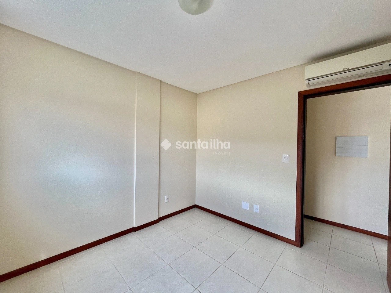 Balcony with a grill in a 2-bedroom apartment, 73 m² — photo 17
