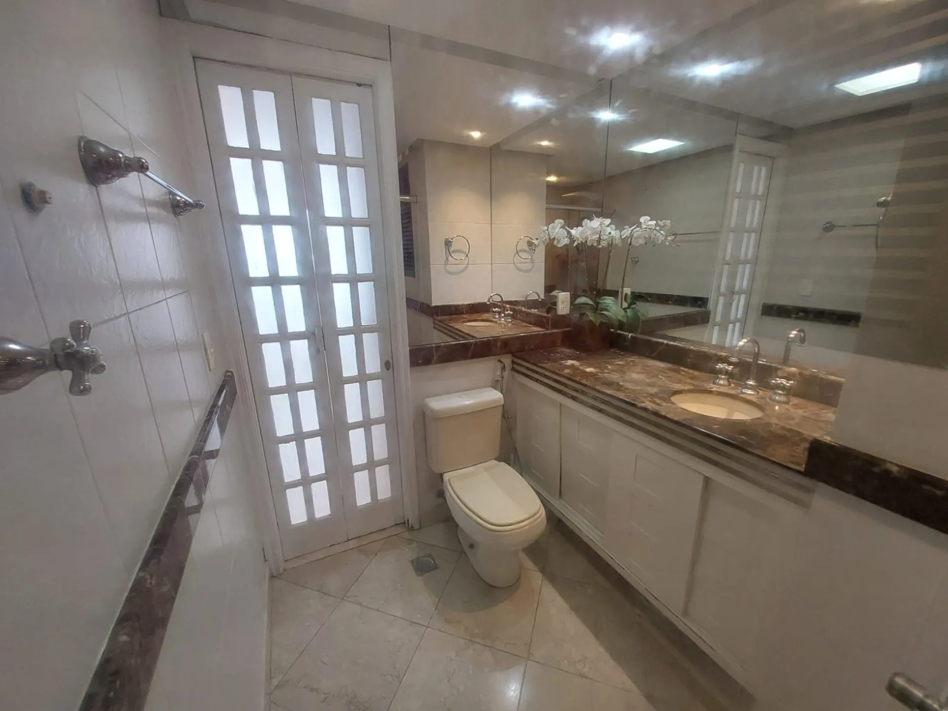 Furnished apartment with 2 bedrooms and glass balcony — photo 24