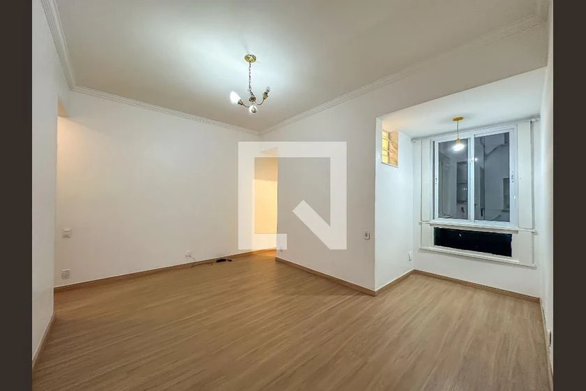 Apartamento de 2 quartos com piso de madeira ou laminado — photo 5