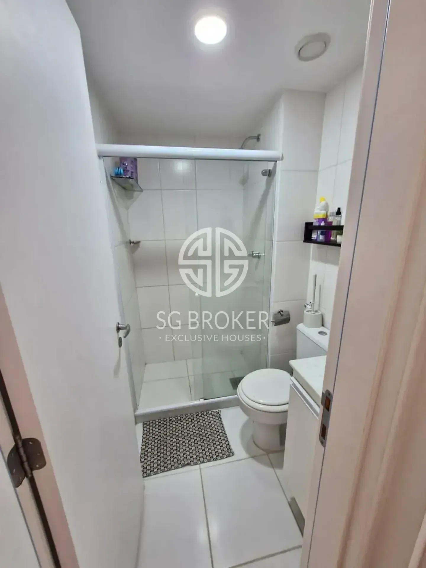 Glass-enclosed balcony in a 3-bedroom apartment, 91 m² — photo 28