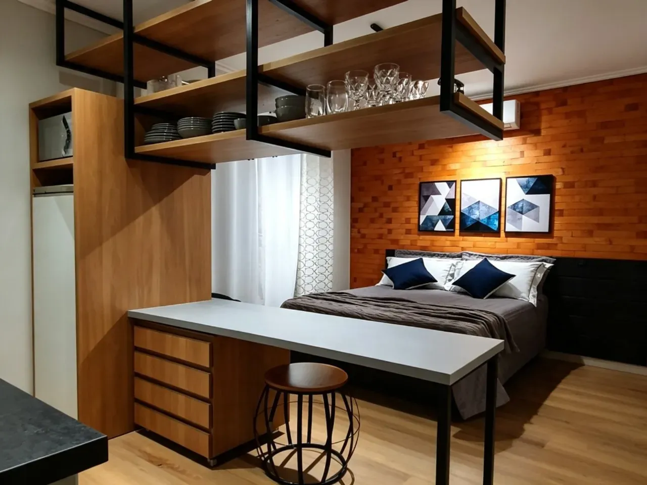 Estudio amueblado con estilo industrial y cocina abierta — photo 2