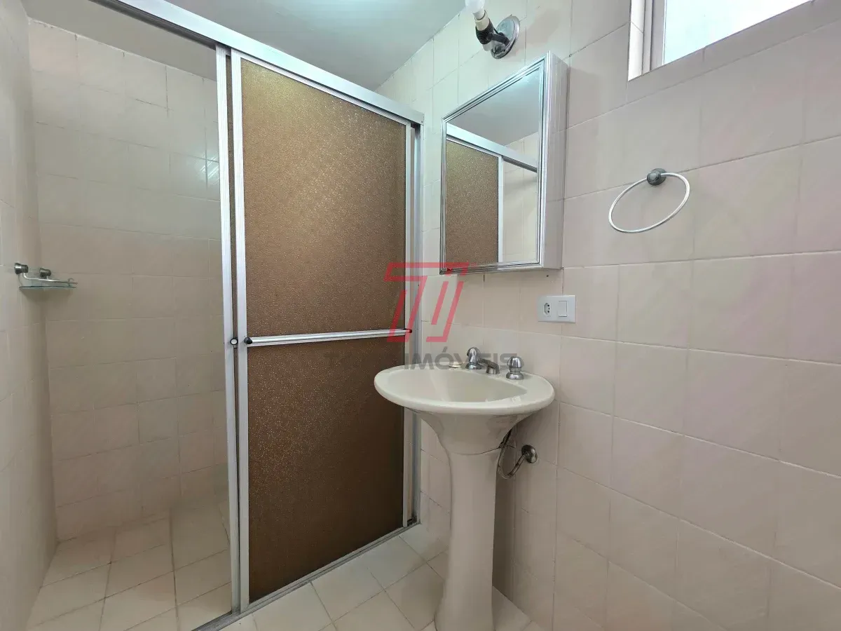 Apartamento de 3 quartos com piso de madeira na sala — photo 13