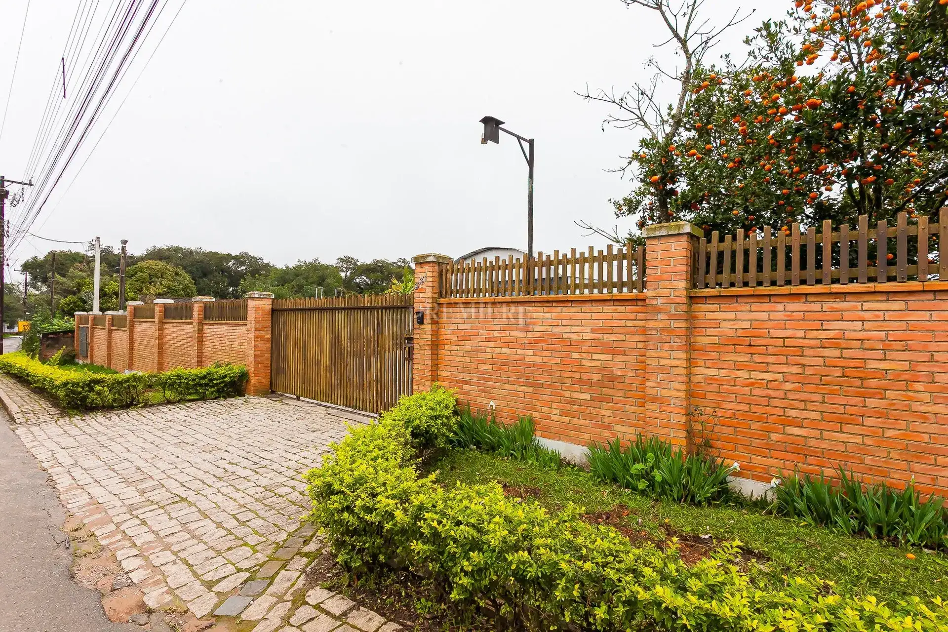 House with 4 bedrooms, 1 en-suite, 4 bathrooms — photo 40