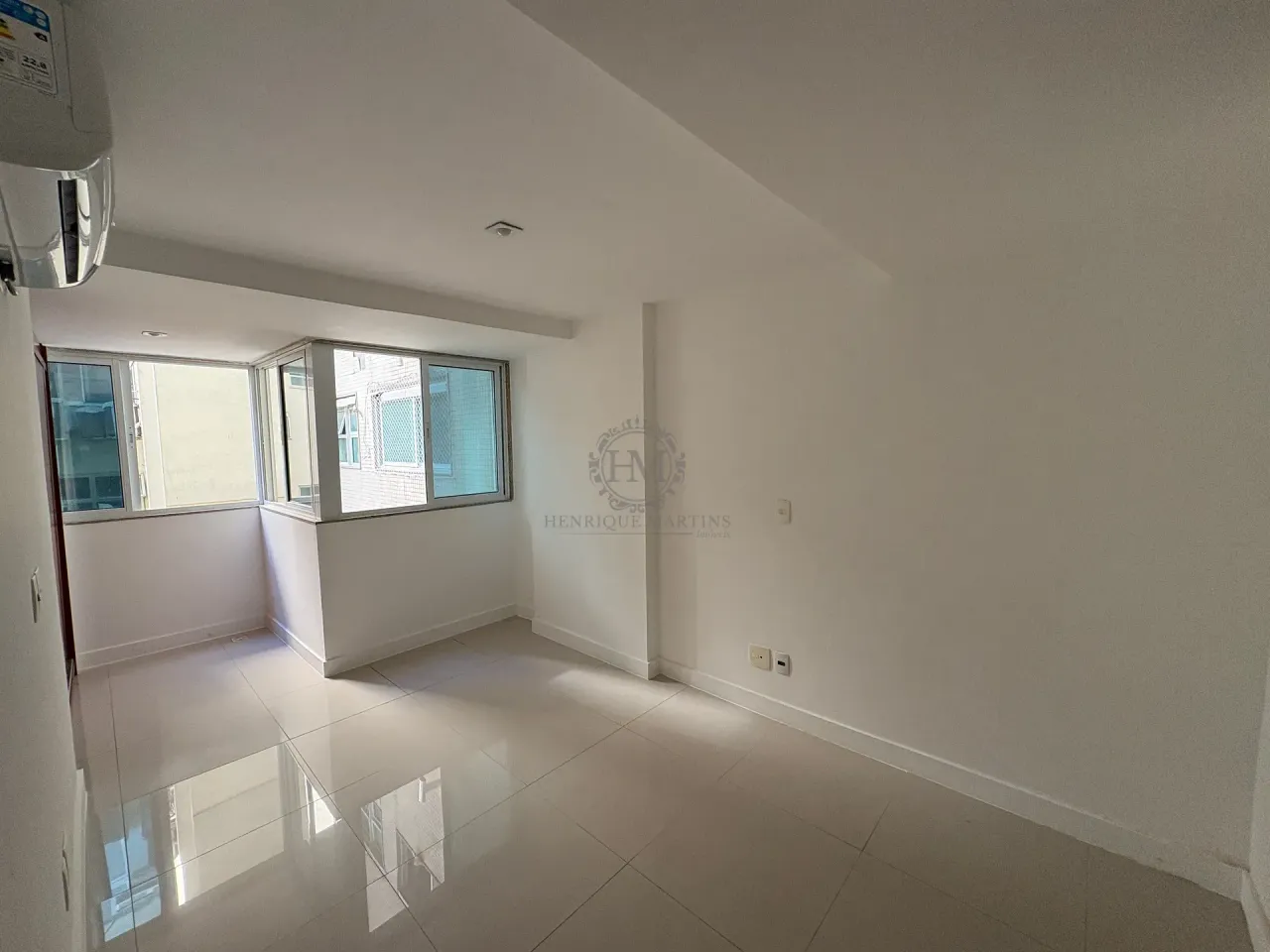 4-bedroom apartment with enclosed glass balcony — photo 7