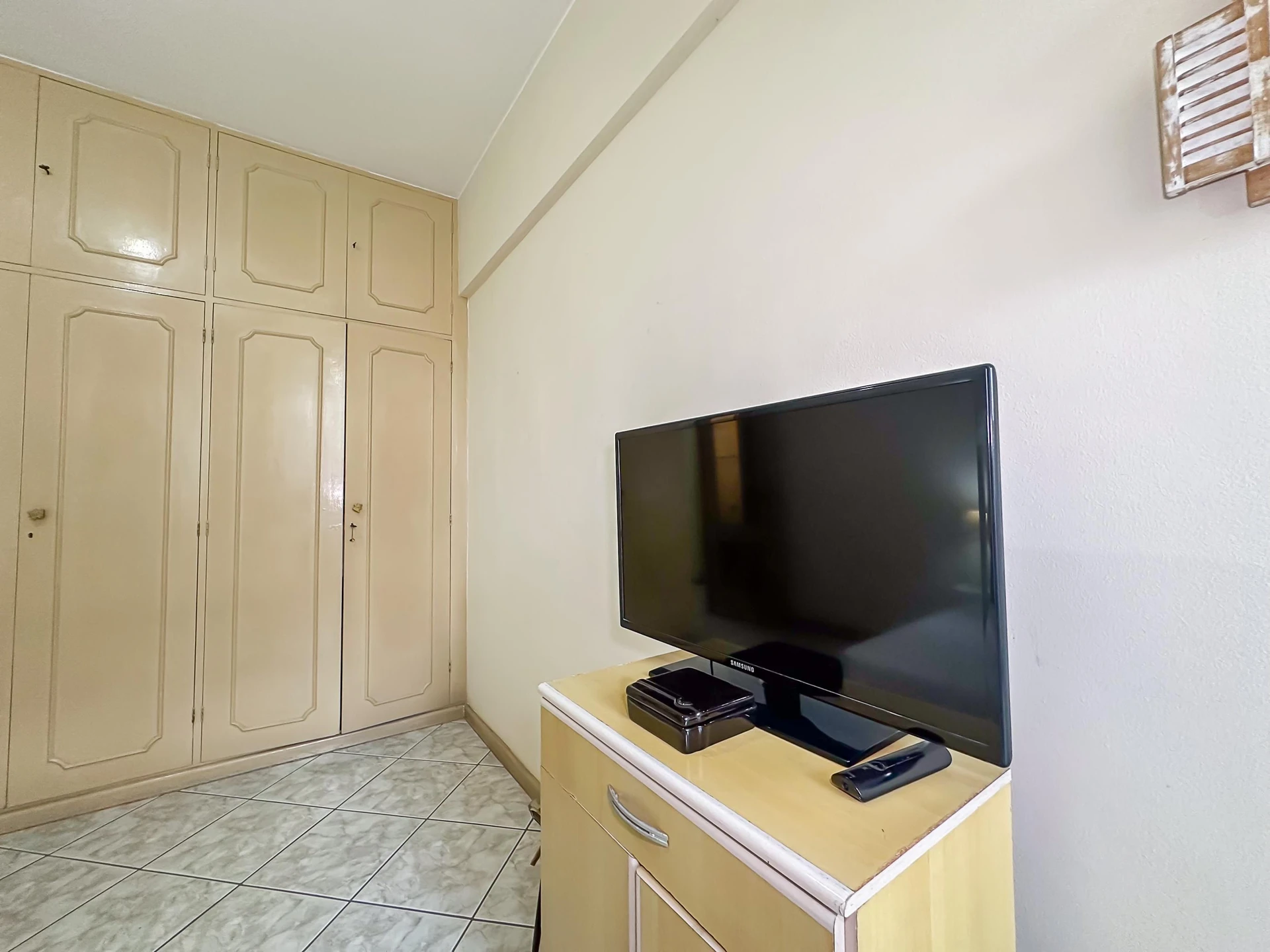 Furnished 2-bedroom apartment with separate kitchen — photo 39