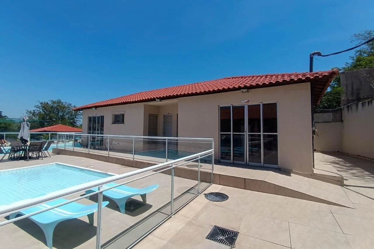 Furnished 2-bedroom apartment with condo pool — photo 18