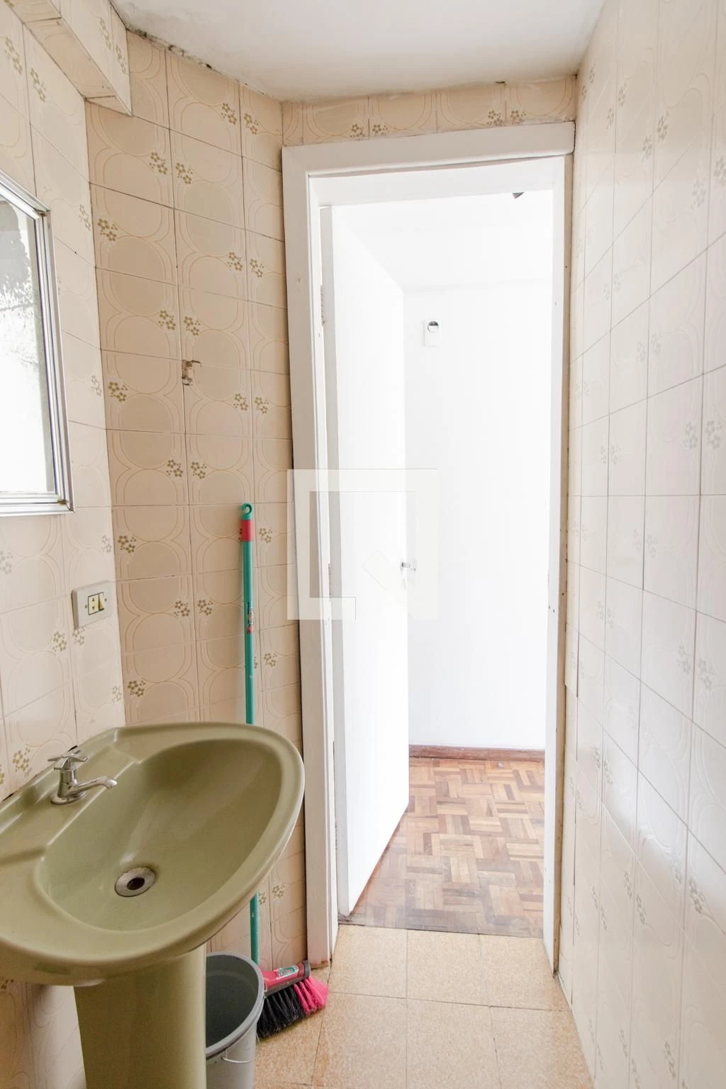 Apartment, 37 m², with wood or laminate floors — photo 14