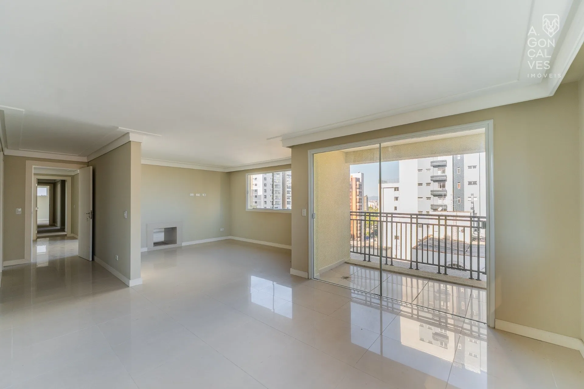 4-bedroom apartment with balcony and 3 parking spaces — photo 3