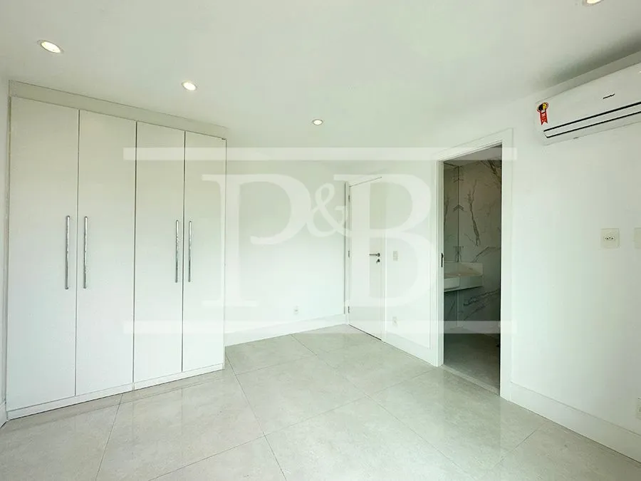 4-bedroom apartment with an enclosed glass balcony — photo 27