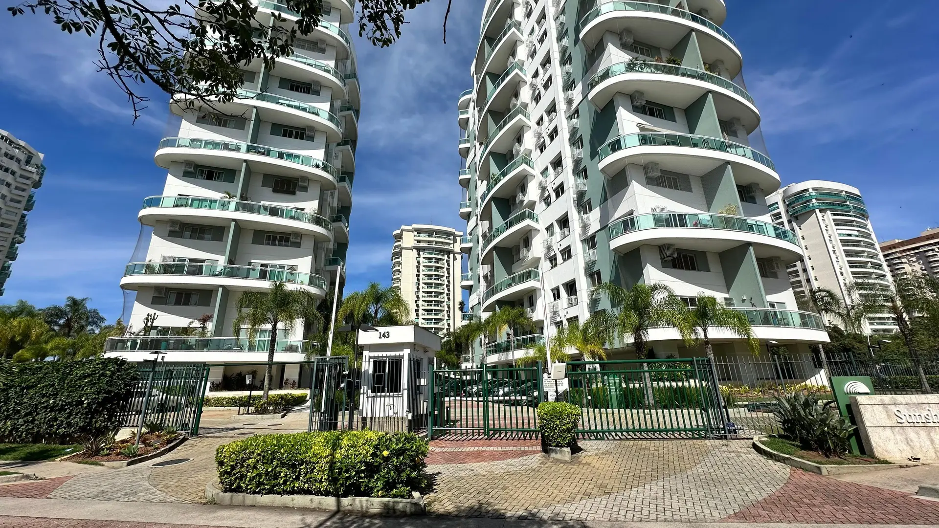 3-bedroom apartment with a glass-enclosed balcony — photo 57