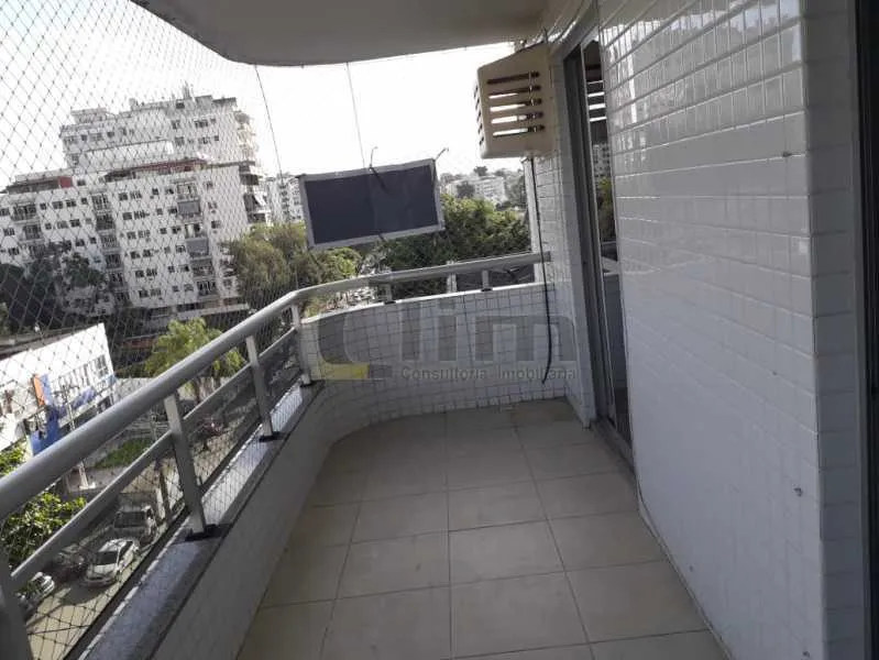 3-bedroom apartment in a building with a pool — photo 6