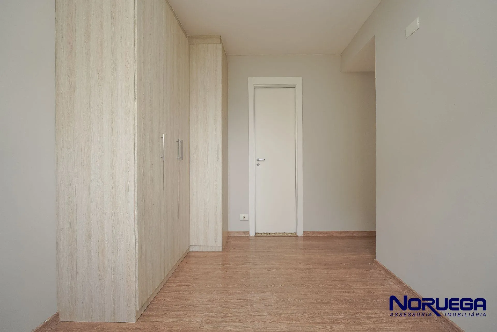 Wood or laminate floors in a 2-bedroom apartment, 88 m² — photo 15