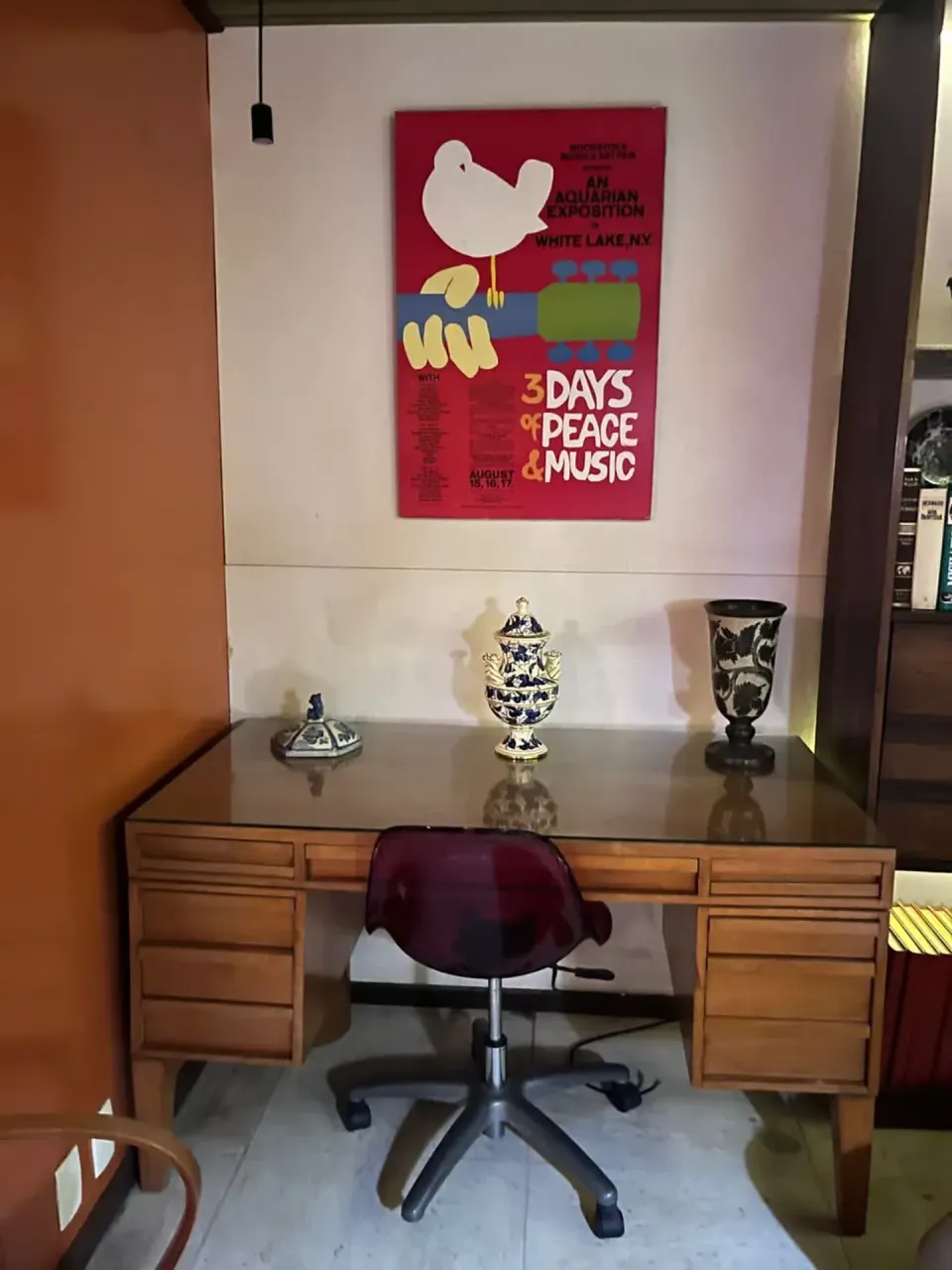 Apartment with a closed-off kitchen and room to work — photo 6