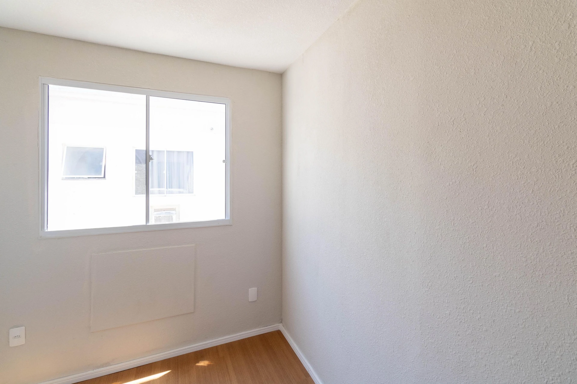Glass-enclosed balcony in a 2-bedroom apartment, 44 m² — photo 14