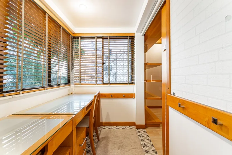 Apartment with 3 bedrooms and a closed kitchen — photo 19