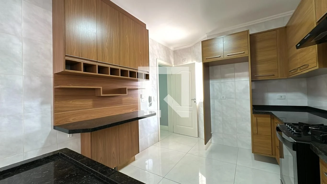 3-bedroom house with a glass-enclosed balcony in Curitiba — photo 32
