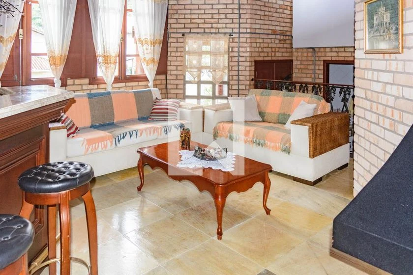 House with 4 bedrooms, 2 en-suite and a balcony grill
