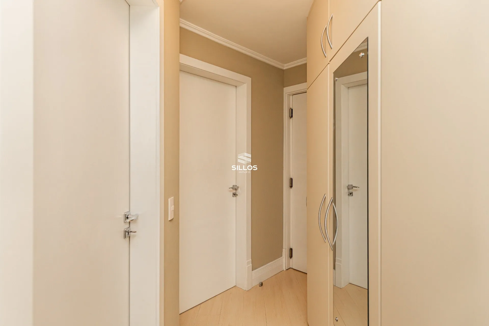 121 m² apartment with a glass-enclosed balcony and a bathtub — photo 41