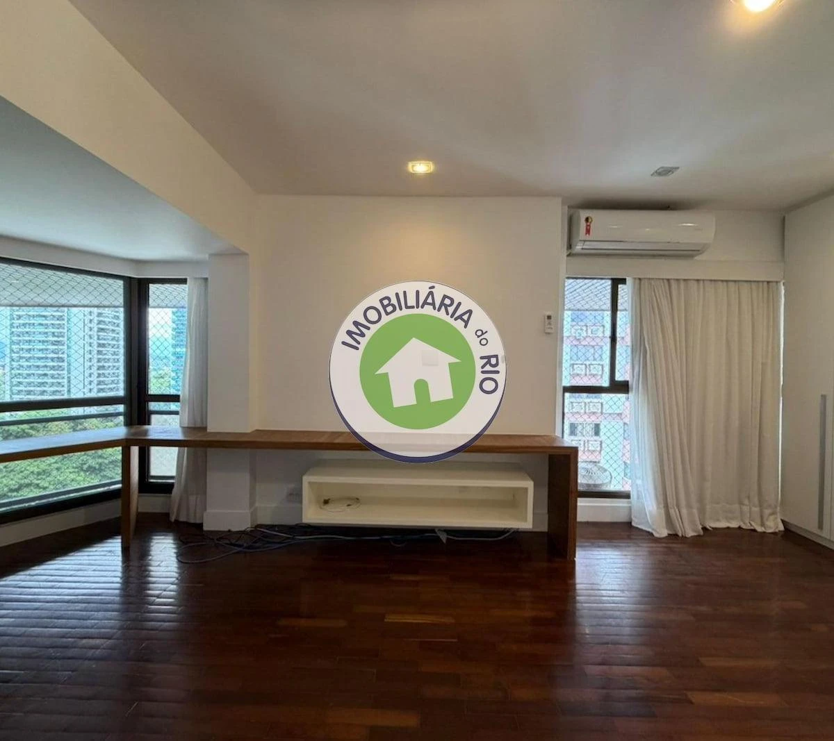 4-bedroom rental with 5 bathrooms and water views — photo 3