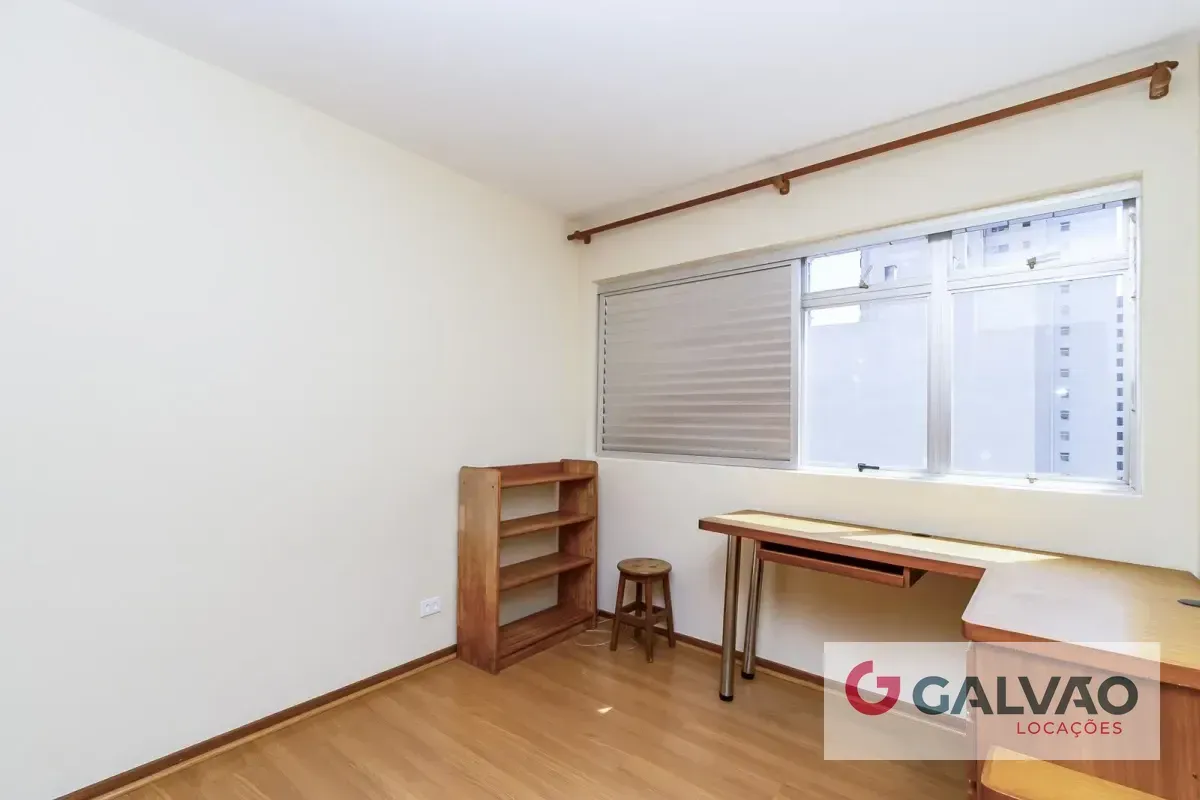 Glass-enclosed balcony in a 3-bedroom apartment, 116 m² — photo 6
