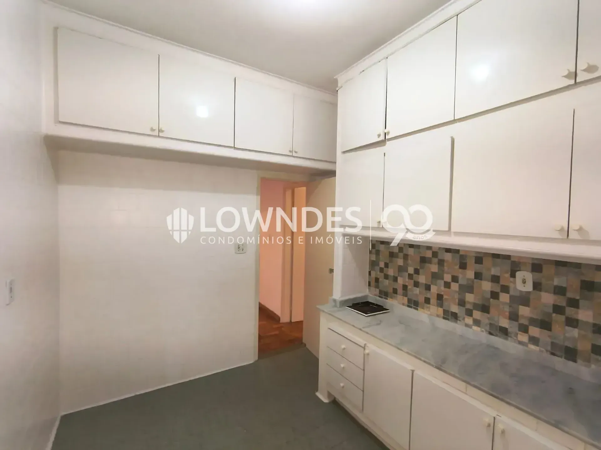 3-bedroom apartment with wood or laminate floors — photo 12