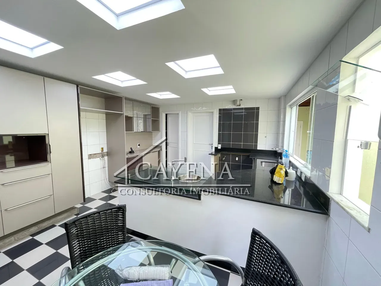 4 quartos e banheira: casa de 650 m² — photo 41