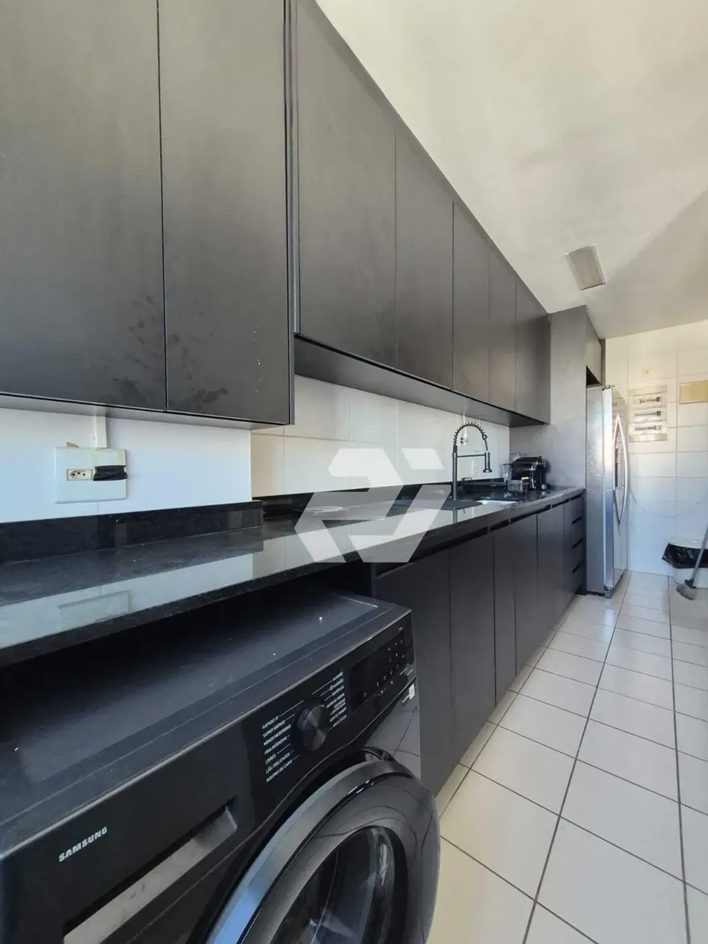 Furnished 4-bedroom apartment with building pool — photo 17