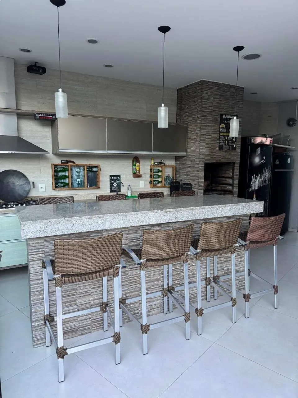 Furnished triplex home with 5 bedrooms and 5 bathrooms — photo 2