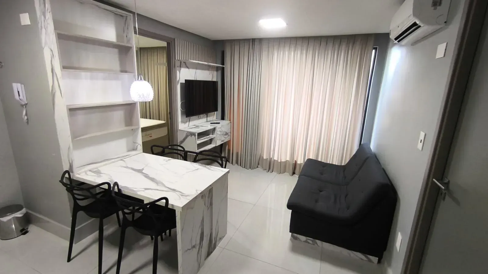 Apartamento mobiliado de 2 quartos em condomínio com piscina