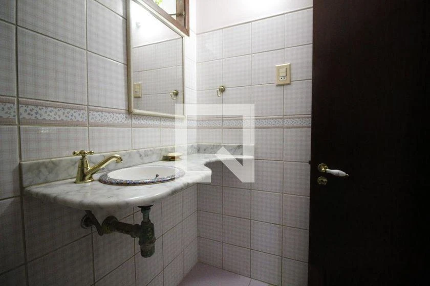 Casa de 700 m² con bañera y vestidor — photo 18
