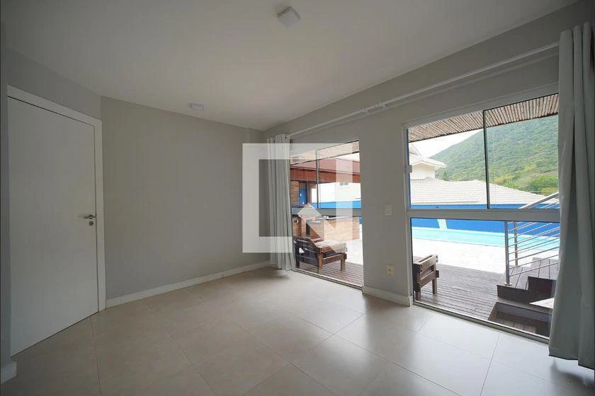 Floor-to-ceiling windows in a 4-bedroom house, 300 m² — photo 13