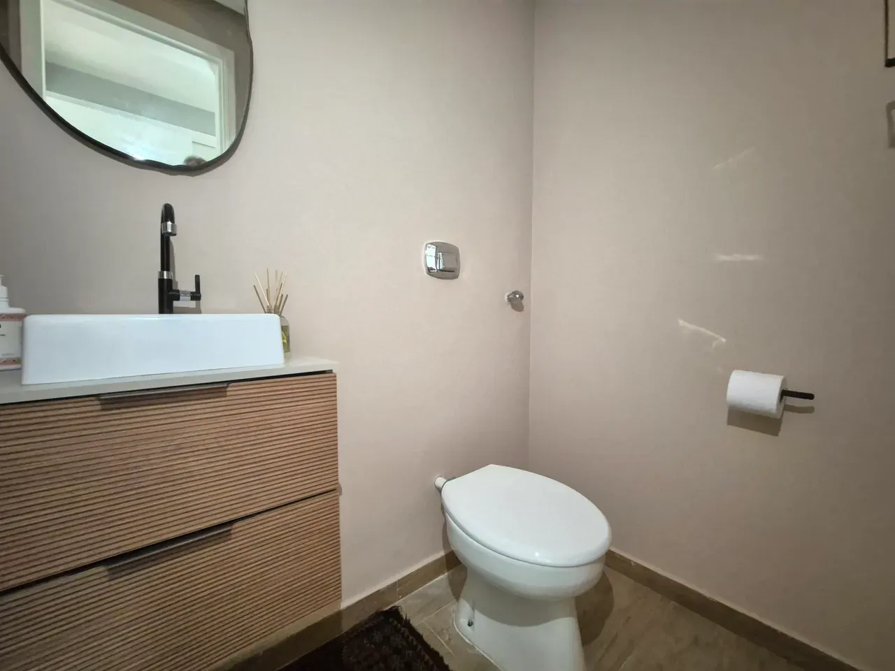 Unfurnished 4-bedroom apartment with a private garden — photo 18