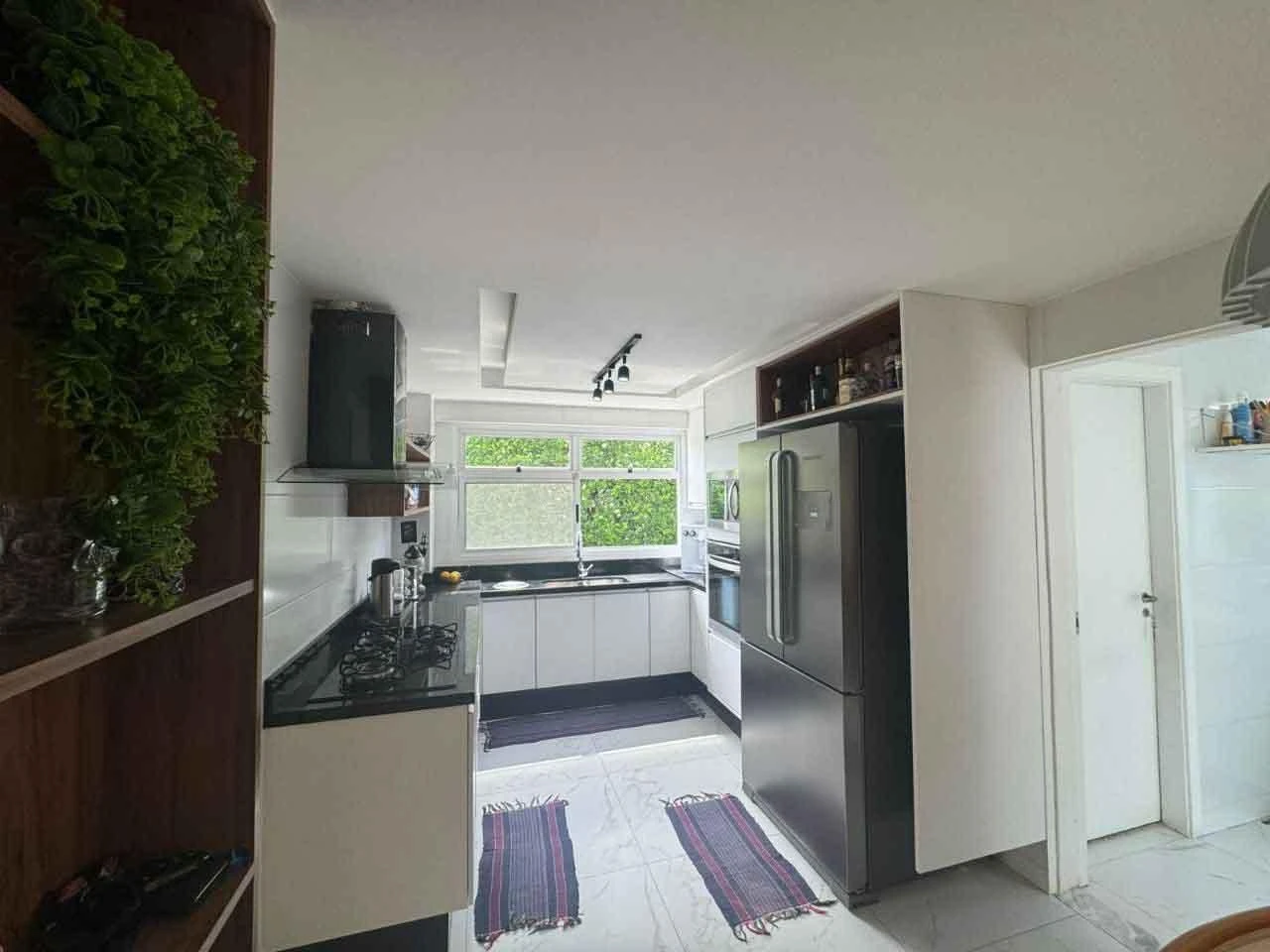 6-bedroom house with floor-to-ceiling windows — photo 3