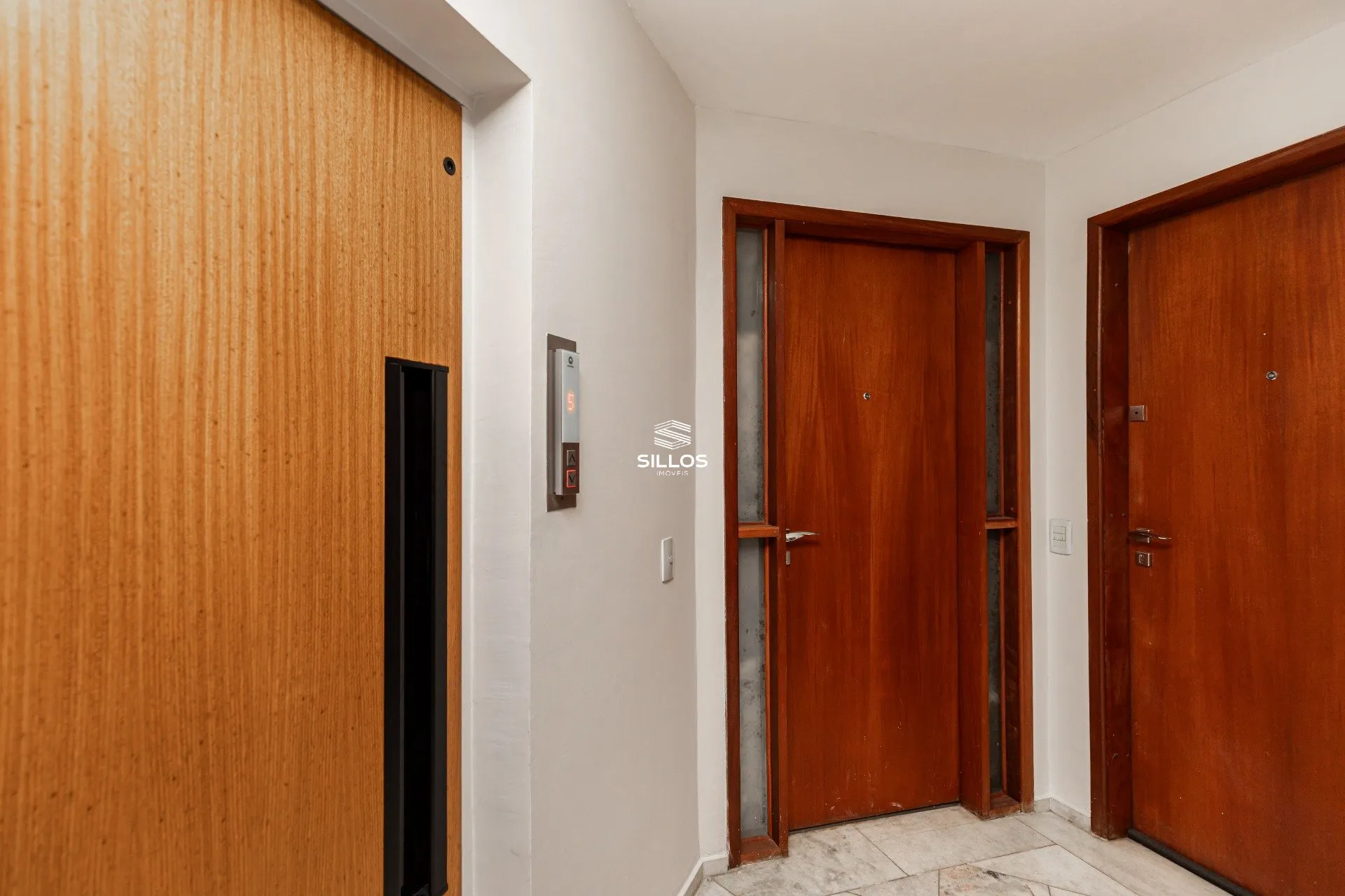 121 m² apartment with a glass-enclosed balcony and a bathtub — photo 42