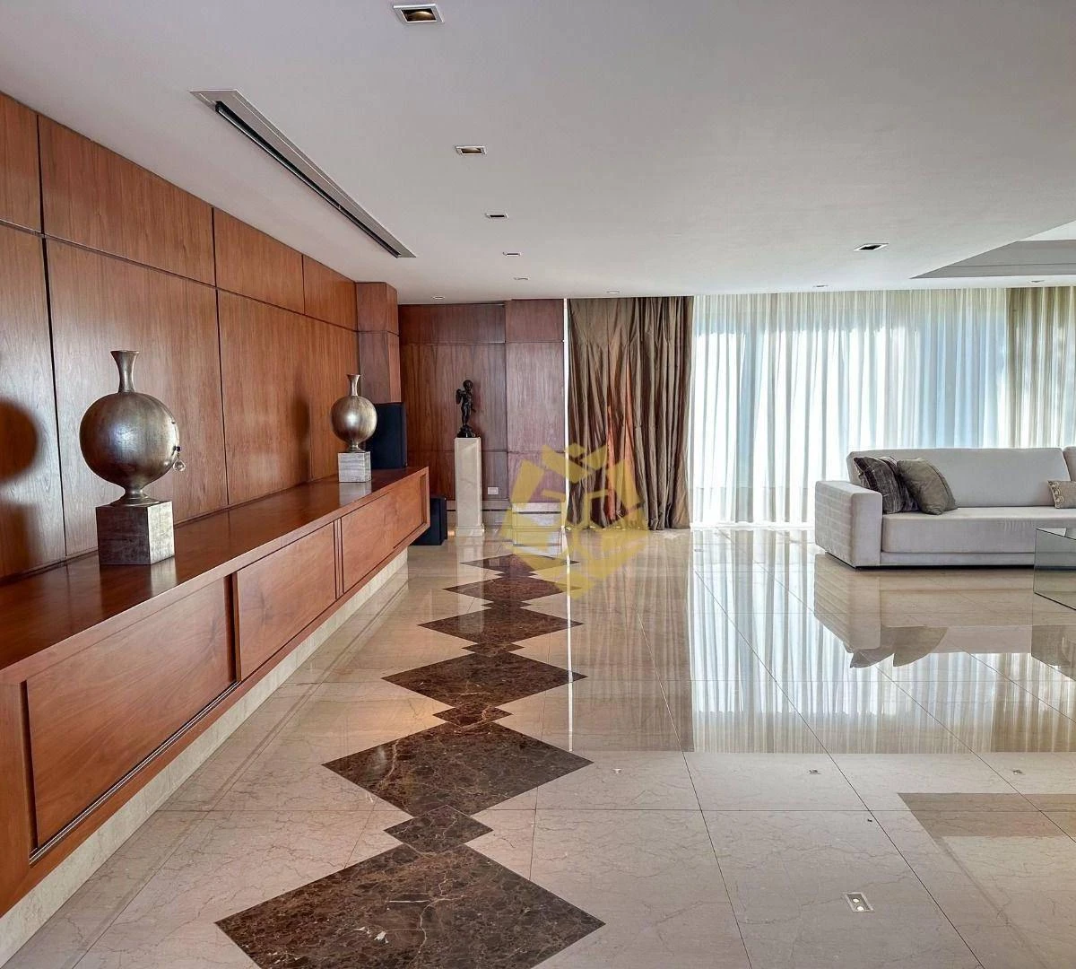 Furnished house with 4 bedrooms and 701 m²