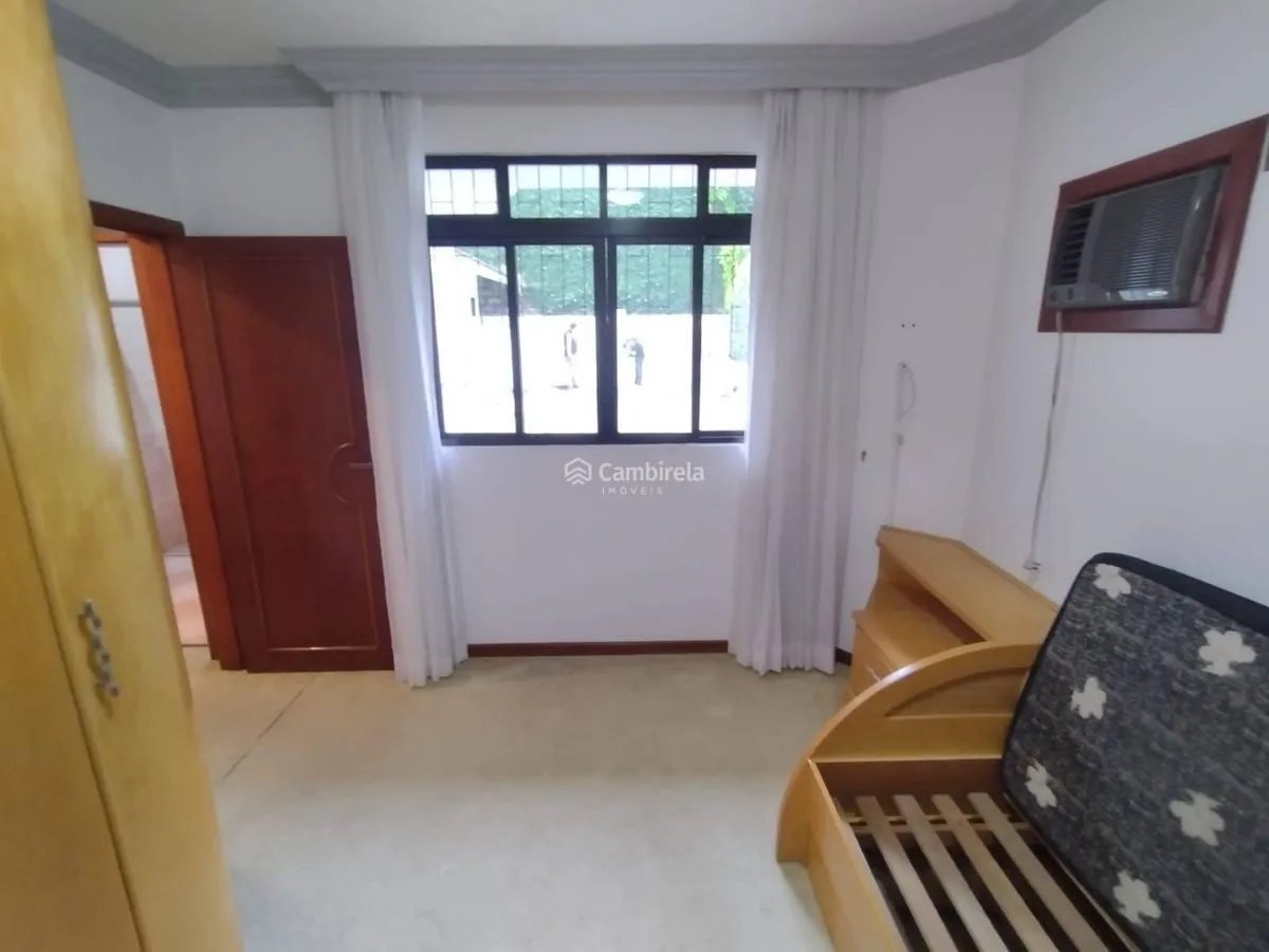 House with 4 bedrooms and 311 m² with 2 en-suites — photo 49