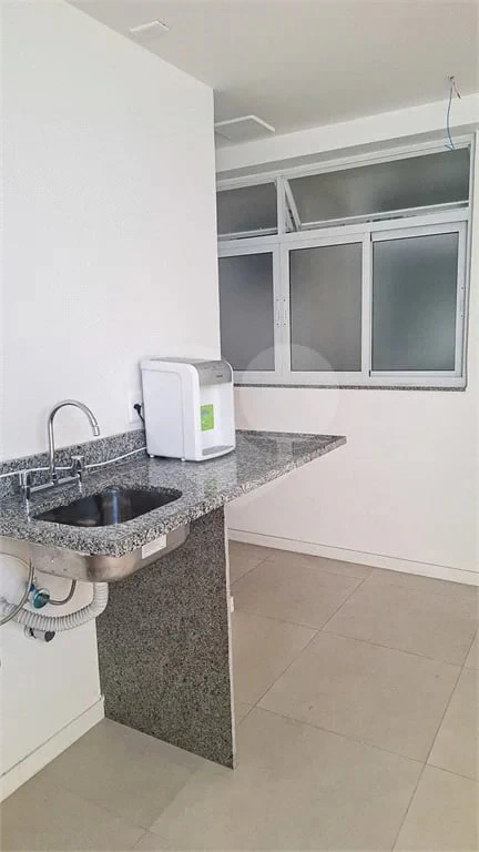Glass-enclosed balcony in a one-bedroom apartment, 68 m² — photo 2