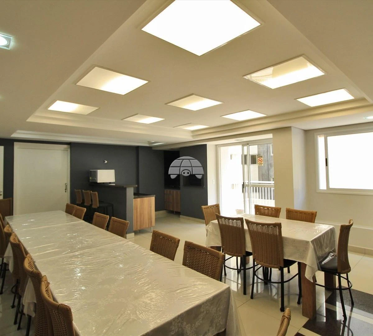Balcony with a grill in a 2-bedroom apartment, 72 m² — photo 3