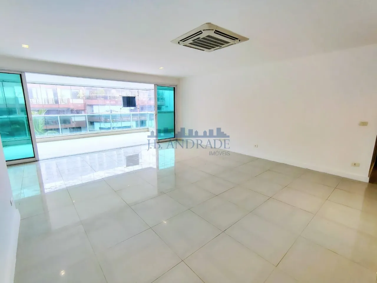 Apartamento com 4 quartos e varanda envidraçada — photo 2
